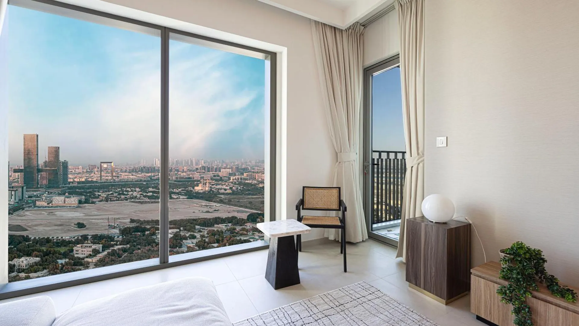 Downtown Chic 2 Bedroom Apartment I Dubai Mall Access I Views Of Burj Khalifa From Pool I Free Parking, Gym, Pool & Wi-Fi I By Meerak