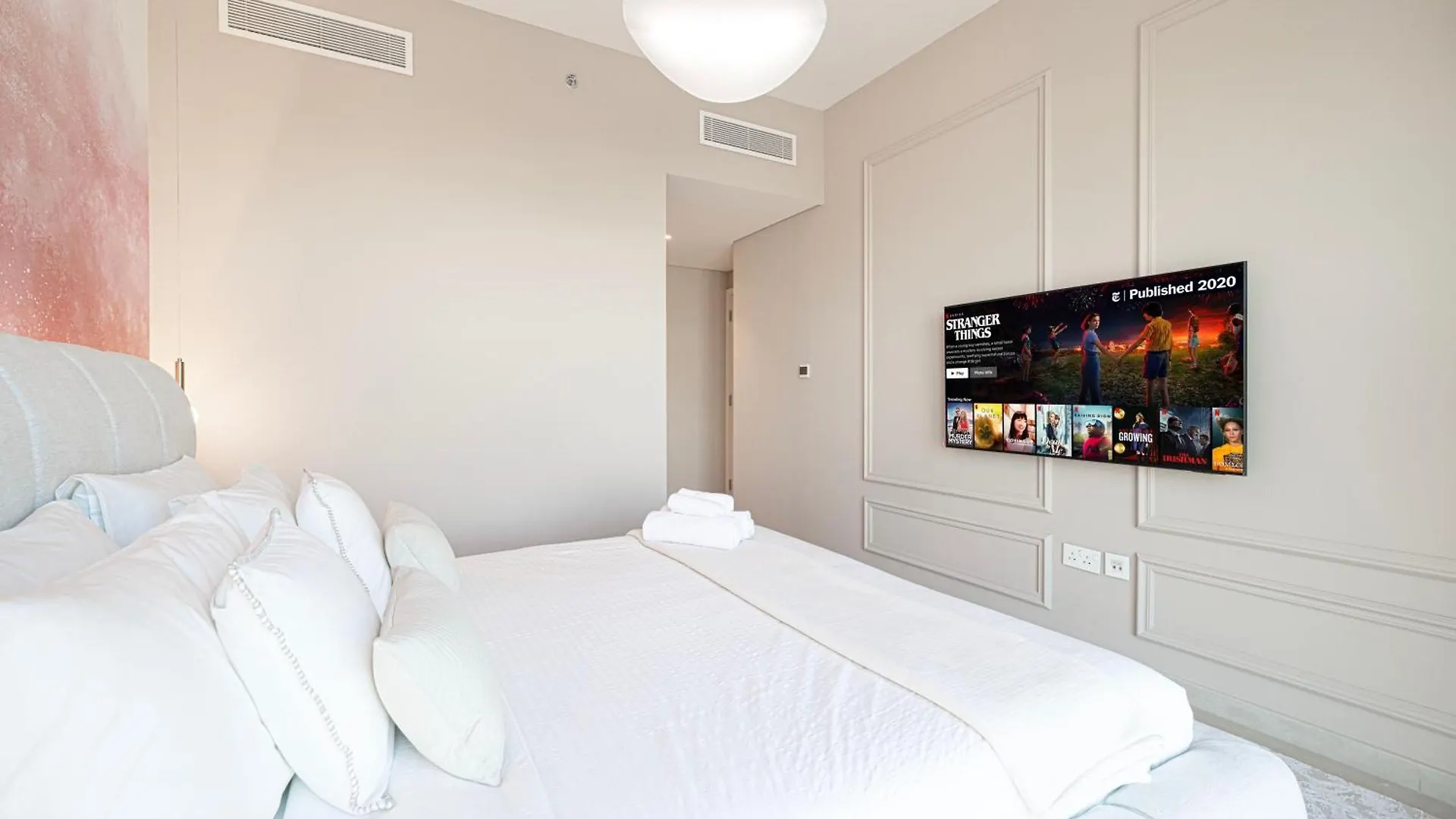 Downtown Chic 2 Bedroom Apartment I Dubai Mall Access I Views Of Burj Khalifa From Pool I Free Parking, Gym, Pool & Wi-Fi I By Meerak