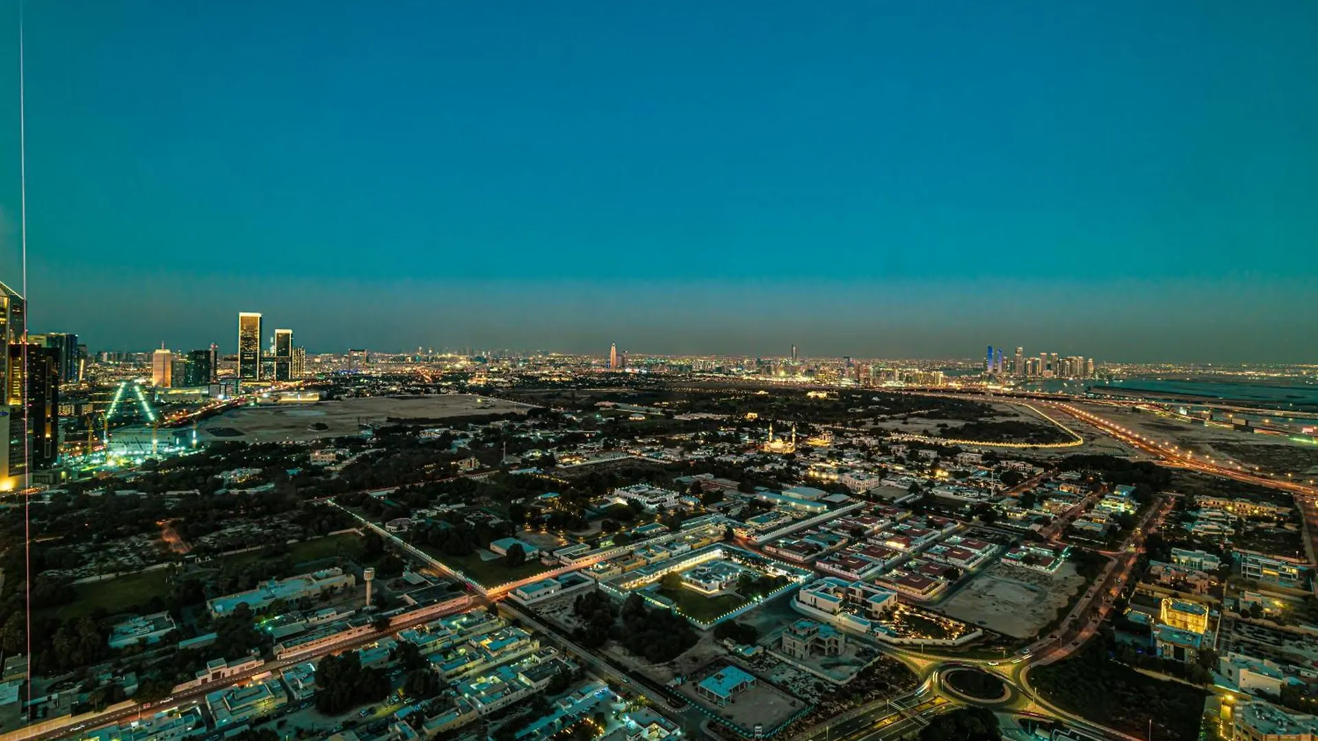 Downtown Chic 2 Bedroom Apartment I Dubai Mall Access I Views Of Burj Khalifa From Pool I Free Parking, Gym, Pool & Wi-Fi I By Meerak 0*,